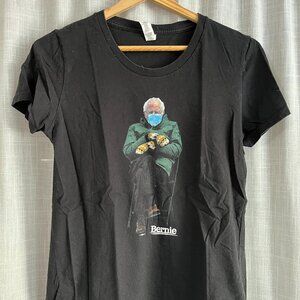 Bernie in Mittens T-Shirt, Unisex M, Black